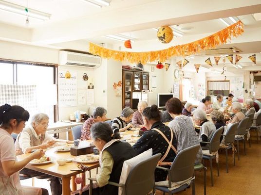 華やかな飾りつけが施された施設内。ハロウィンの飾りつけの様子