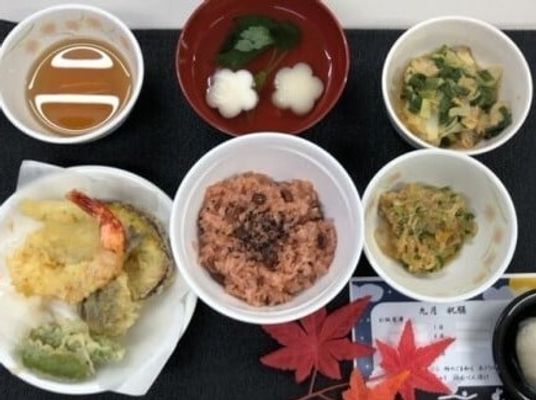 赤飯やお吸物、てんぷらなどが乗っているハレの日の特別メニューの様子