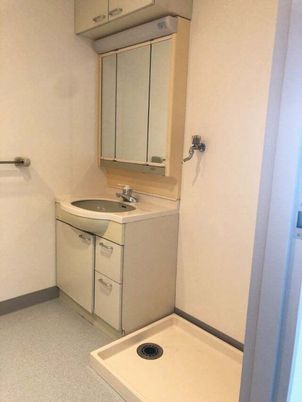 洗面台と洗濯機置き場が用意されている施設の居室の一角。設備の写真