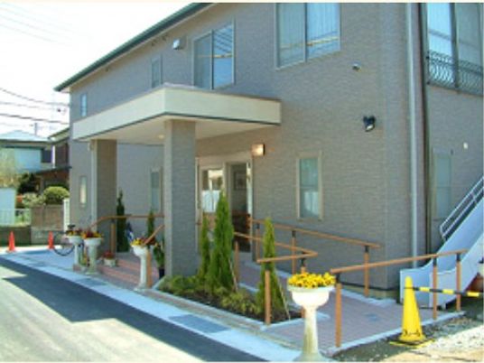 住宅型有料老人ホーム「サンフォーレ鎌倉栗田」です。少人数制でアットホームな雰囲気が特長です。