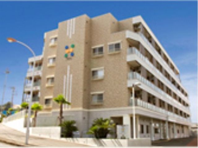 街灯のある道路に面して交通の便も良い「油壺マリーナヒルズ」を始めとした介護施設の運営に取り組んでいます。