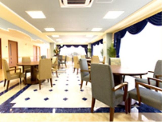 明るく高級感がある作りの「油壺マリーナヒルズ」のロビーはまるでホテルのような空間です。リゾート感覚で毎日を過ごせます。