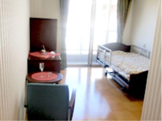 全室個室のお部屋には、大きな窓から明るい光が注ぎます。快適なプライベート空間が皆様の新しいご自宅です。