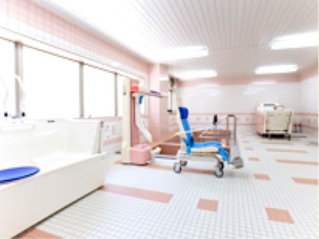 広いスペースで複数の入居者が利用しても狭さを感じない浴室をご用意しました。各種介護設備も整っていますので安心です。