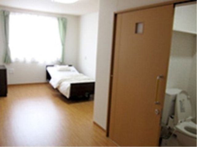 引き戸のあるトイレが利便性を向上させる居室のトイレです。居室は全室個室ですから、皆様らしい日々をお過ごしいただけます。
