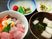 海鮮丼やお吸い物などが整ったメニューの写真。季節感のあるメニュー