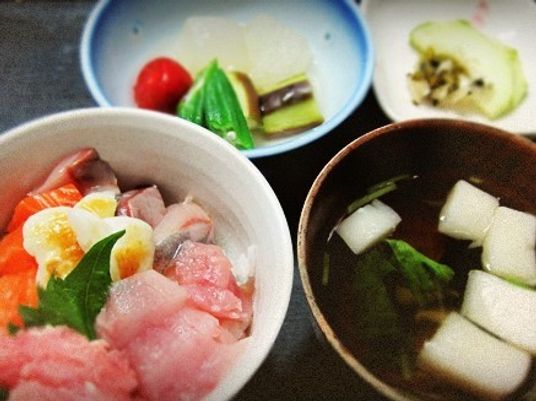 海鮮丼やお吸い物などが整ったメニューの写真。季節感のあるメニュー