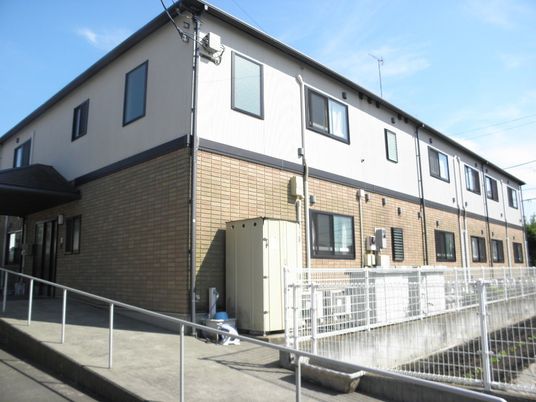 ２階建ての建物は横に長く、日当たりのいい場所に建っていて、手すり付きのスロープもある。
