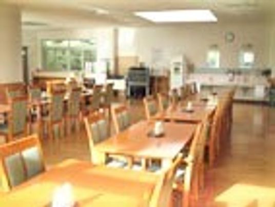 日光が差し込む明るいリラックススペース。施設内の共有スペースの様子