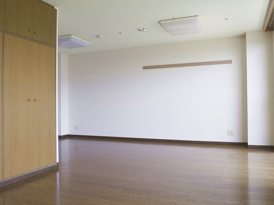 シンプルなフローリングの部屋には家具や家電はなく、ピクチャーレールが設置され、大きなクローゼットがある。