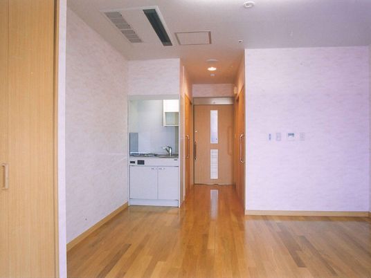 フローリングの居室はシンプルで家具も置かれていない。ミニキッチンが付いている。