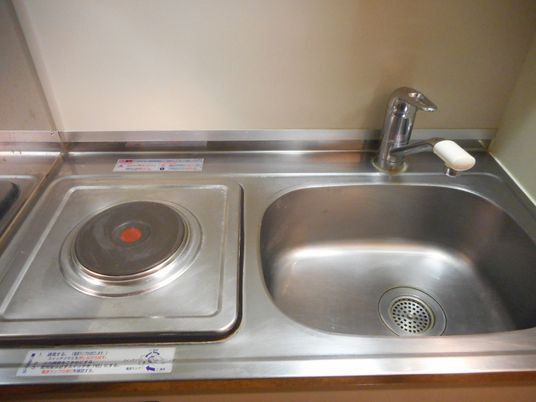 ステンレス製のキッチンはシンプルで使い勝手もよい。ミニタイプで場所も取らない。