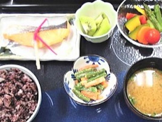 品数の多い豪華なメニューの様子。椀物、汁物、野菜のおかずなどが並んでいる