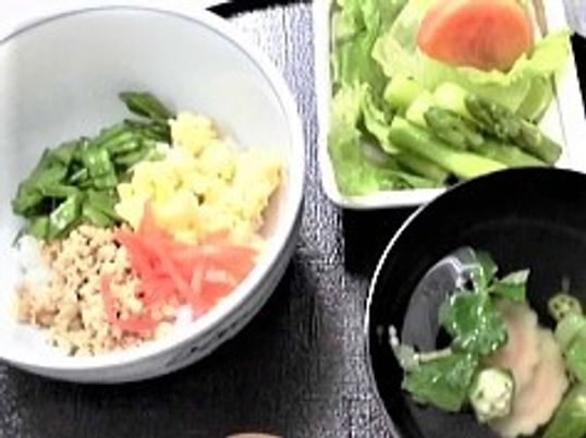 彩り鮮やかな食事の様子。３品が並んでいる写真
