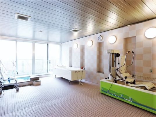 広々とした浴室内に浴槽と介護浴槽が置かれている様子