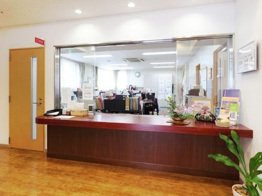 スタッフが常にいるスタッフステーションの様子。机が見えている