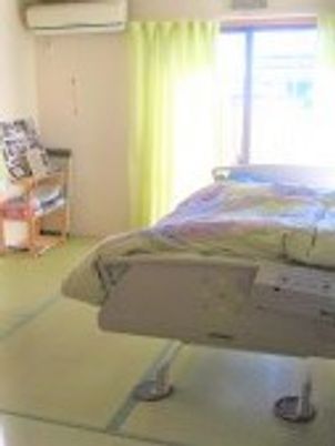 和風の畳敷きの部屋にはベッドやエアコン、家具が置かれ、十分な広さもある。