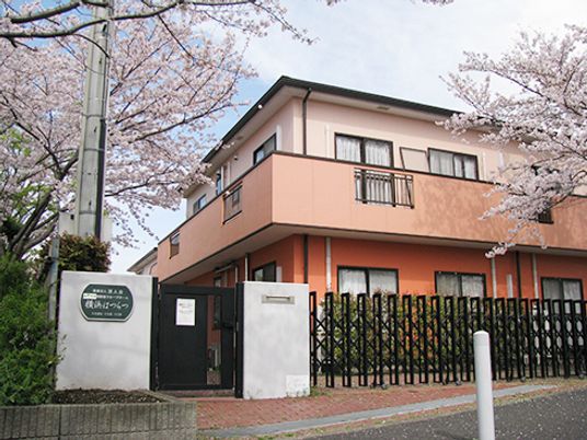 淡い色合いの大きな一軒家のような建物。グループホーム横浜はつらつの外観