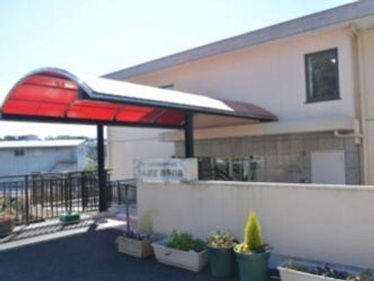 雨よけがある建物の外観を写した写真。高齢者向け施設の外観