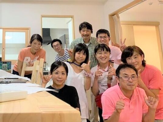 スタッフが集まって写真を撮った様子。施設内で撮ったスナップ写真