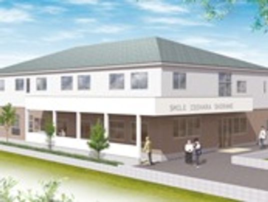 2階建ての建物はツートーンで落ち着いた雰囲気。周辺にはたくさんの自然もある。