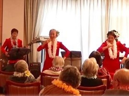 ボランティアスタッフによる出し物の様子。にぎやかな踊りを披露している