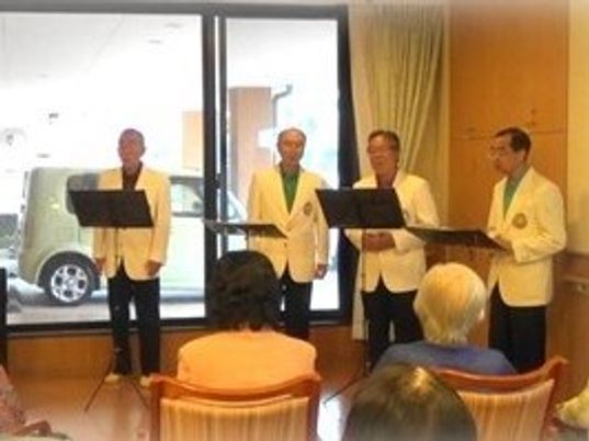 イベントで歌を披露している様子。施設内のイベントを写した写真