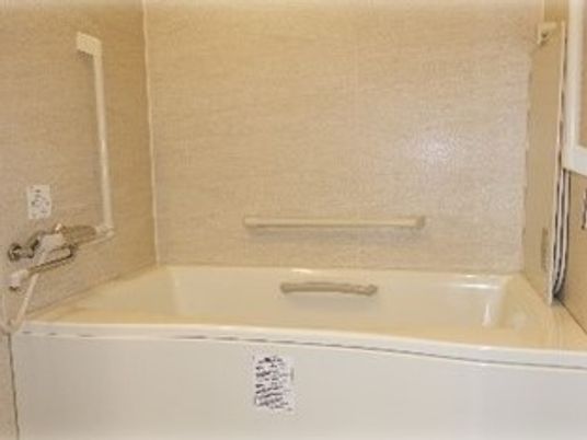 一人用の手すり付き浴室の様子。施設内にある設備を写した写真