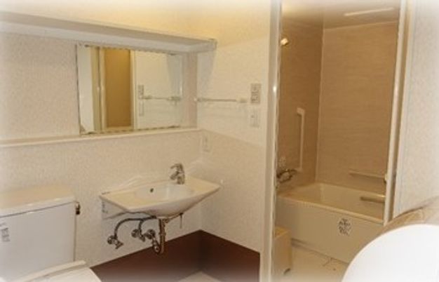 洗面台と浴室、トイレなど水回り設備が整っている様子。施設内の写真