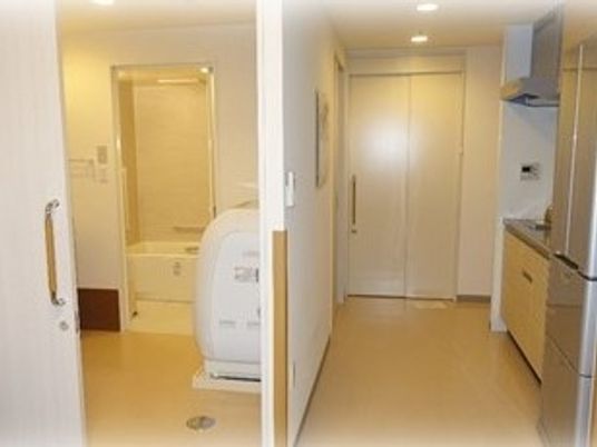 施設内の居室設備を写した写真。使いやすくなるよう高さが考えられている