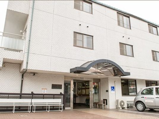 鉄骨造の建物の外観写真。軽費老人ホー ム睦荘の外観を写したもの