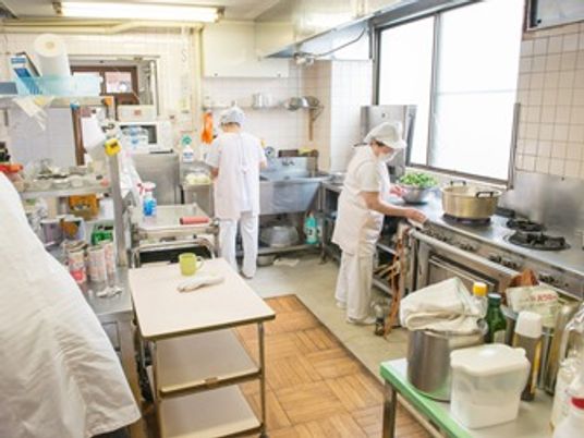 食事を作っている施設内の厨房の様子。ステンレス製のシステムキッチンが写っている