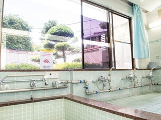 大浴場の窓から外の景色を写している様子。先頭のような雰囲気の施設内浴室