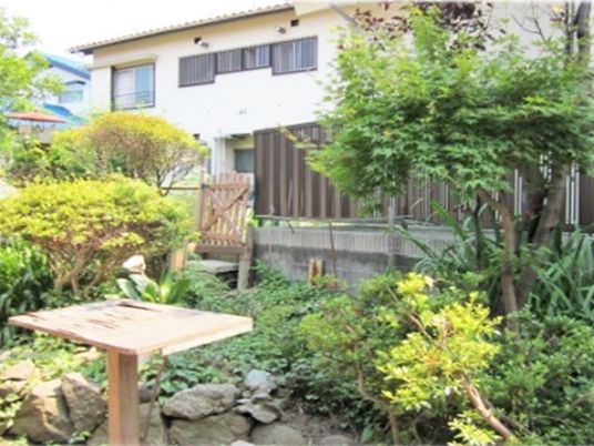 みどり豊かな中庭の様子。施設内にある日本庭園風の中庭