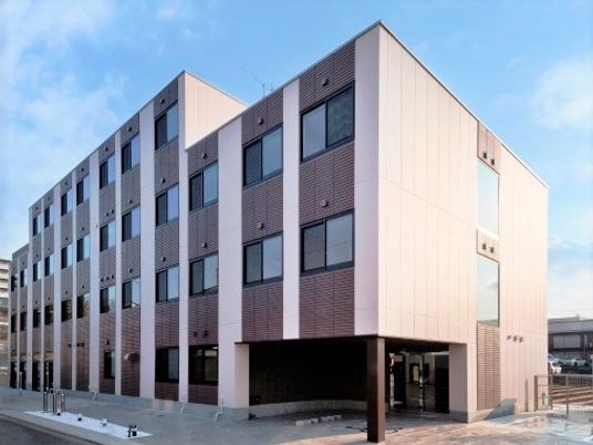 4階建ての重厚感のある建物。一階部分には駐車スペースも完備。