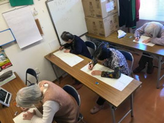 施設内レクリエーションの一環で漢字検定を行っている様子