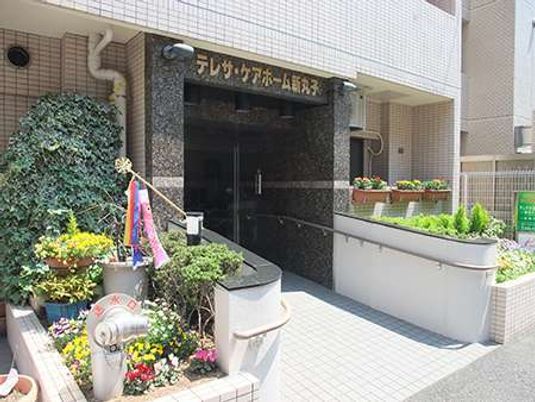 マンションのエントランス部分。植物が配置してある気持ちよいスペース
