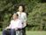 車いすに座る男性と介助する女性
