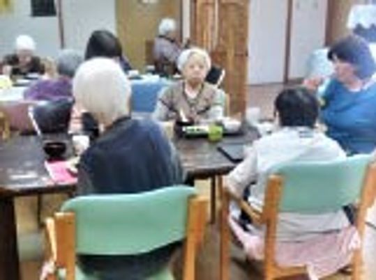 施設内のリビングで食事をとっている様子。日常の食事風景