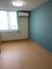 シンプルなフローリングの部屋にはエアコンやレースカーテンとカーテンが付いた窓があり、家具などはない。