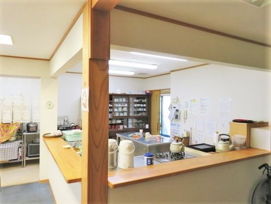 通常の家屋によくあるタイプのキッチンスペース。木製の風合いが印象的なキッチン