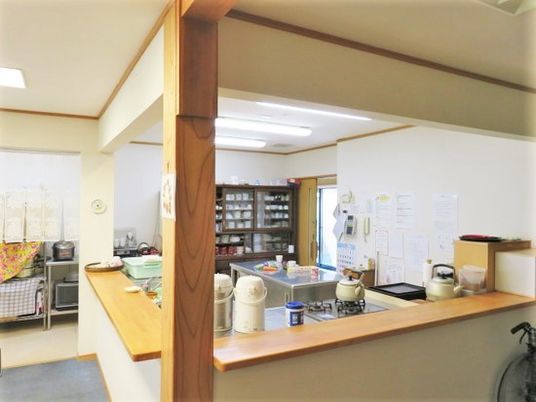 通常の家屋によくあるタイプのキッチンスペース。木製の風合いが印象的なキッチン
