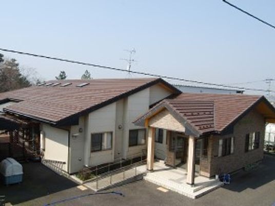 一軒家のようなデザインの大きめの建物。平屋建てで圧迫感のない建物の写真