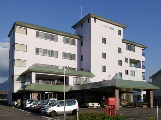 鉄骨造５階建ての建物の外観写真。ケアハウス鈴懸の外観