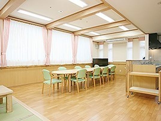 明るいリビングダイニングには大きなテーブルやテレビもある。