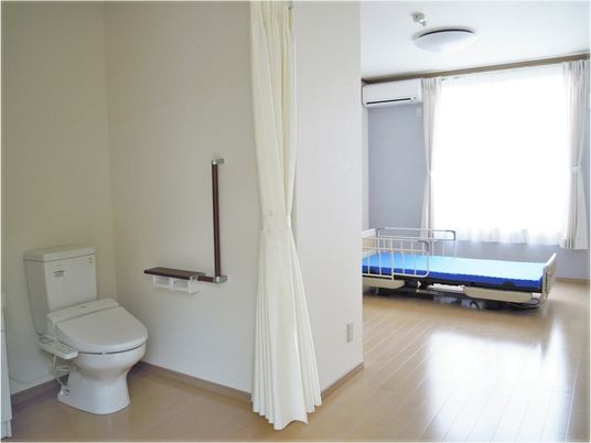 介護用ベッドやエアコン、トイレが付いた居室は日当たりもよい。