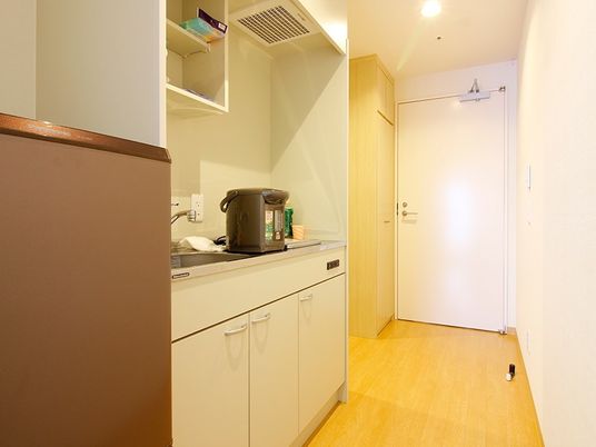 キッチンには収納スペースもたっぷり。オール電化で冷蔵庫やポットもついている。