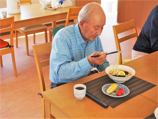 食事している高齢者の様子。施設内の食堂で食事を摂っている様子