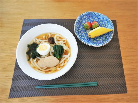 麺類とフルーツの食事メニュー例。ある日の一色のメニューの写真