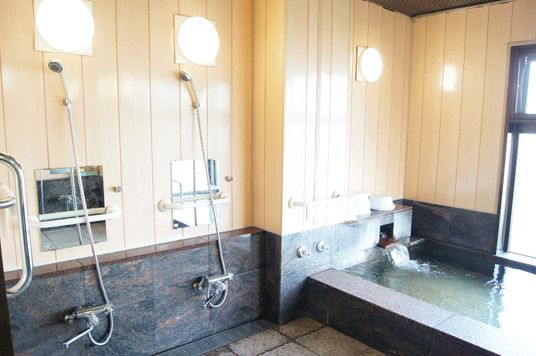 施設内にある大浴場の様子。シャワースペースが複数ある温泉のような雰囲気